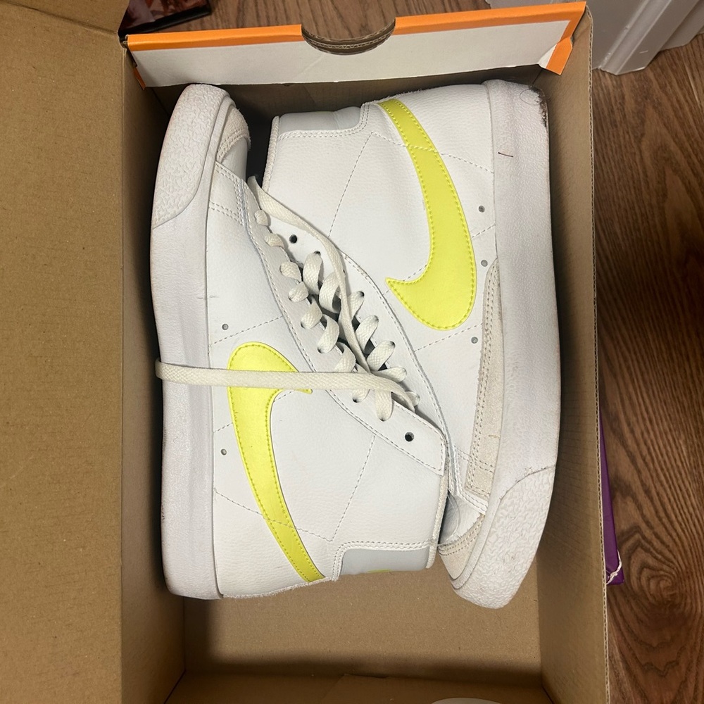 Women’s Nike Blazer Mid 77, white/lemon venom color, size women’s US 8,